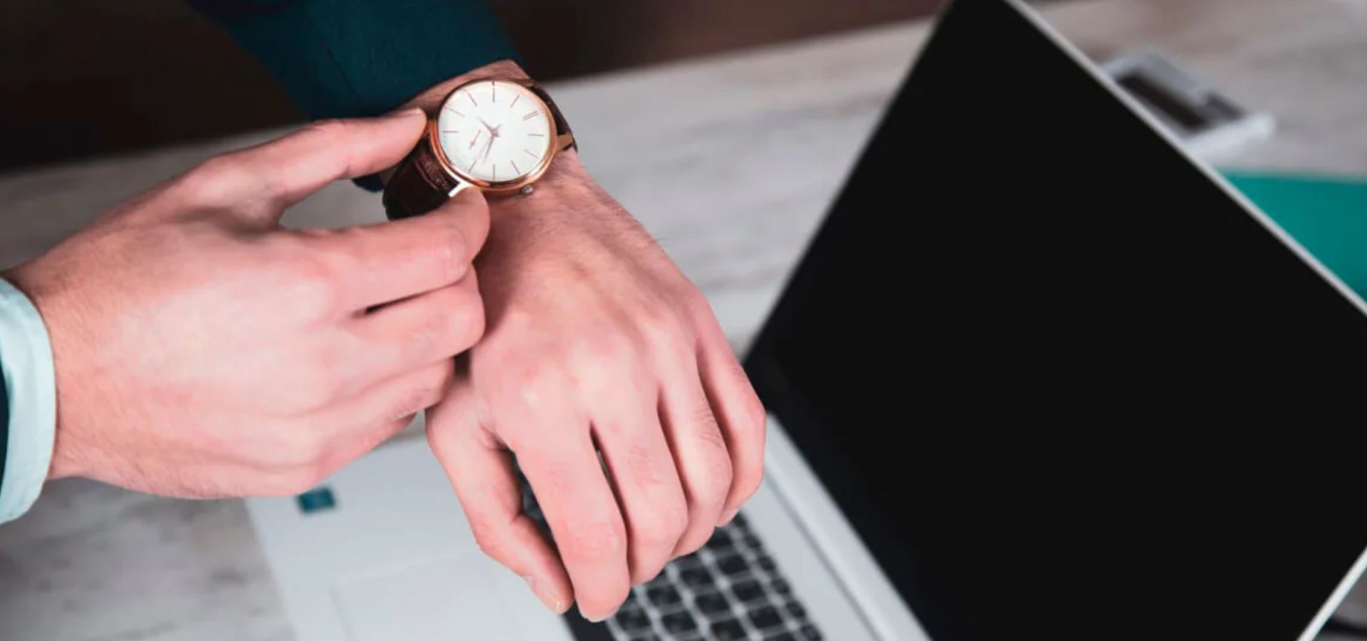 - Analizamos la última sentencia sobre registro horario: ¿Cómo hay que registrar las horas extra? Las empresas que no registran adecuadamente las horas extra se arriesgan a sufrir una demanda.