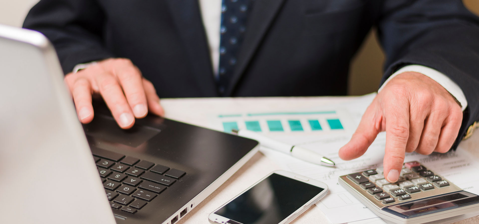 - ¿Qué tipos de gastos empresariales existen y cómo se gestionan? Los gastos empresariales se pueden clasificar entre fijos y variables, o directos e indirectos.