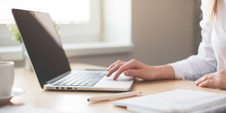 as soluções digitais oferecem comodidade na gestão de despesas de uma empresa