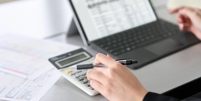 Os lançamentos contabilísticos são a pedra angular para registar e refletir a situação financeira de uma empresa.