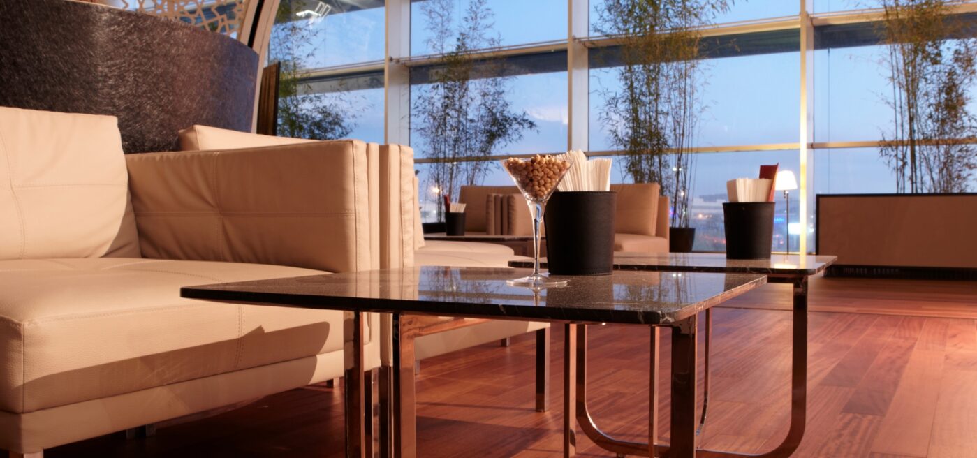- Cómo reservar una sala VIP de aeropuerto Sofás y mesas de café que recuerdan a la comodidad de las salas vip de aeropuerto