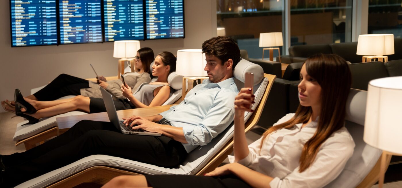 - Cómo reservar una sala VIP de aeropuerto Personas descansando y trabajando tumbados en hamacas mientras esperan su siguiente vuelo en una sala vip de aeropuerto
