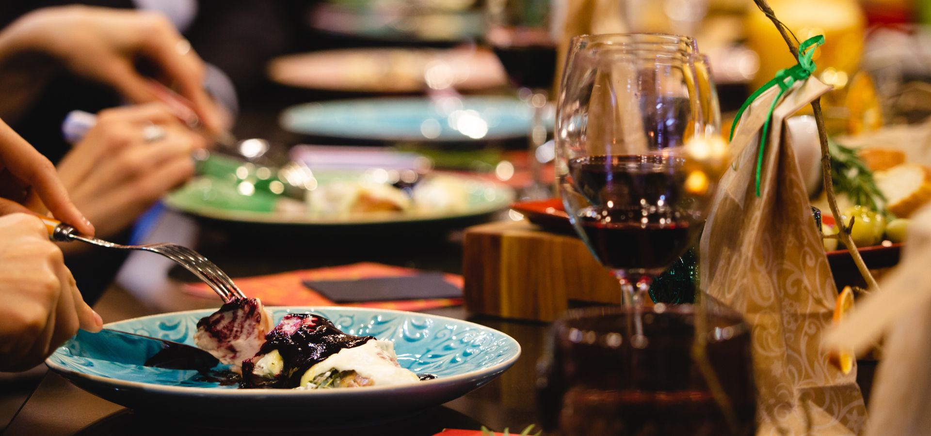 - GUÍA 2024 Dónde comer en Madrid: 6 mejores restaurantes para reunirte con tus clientes Consejos para elegir los mejores restaurantes de Madrid para hacer negocios.