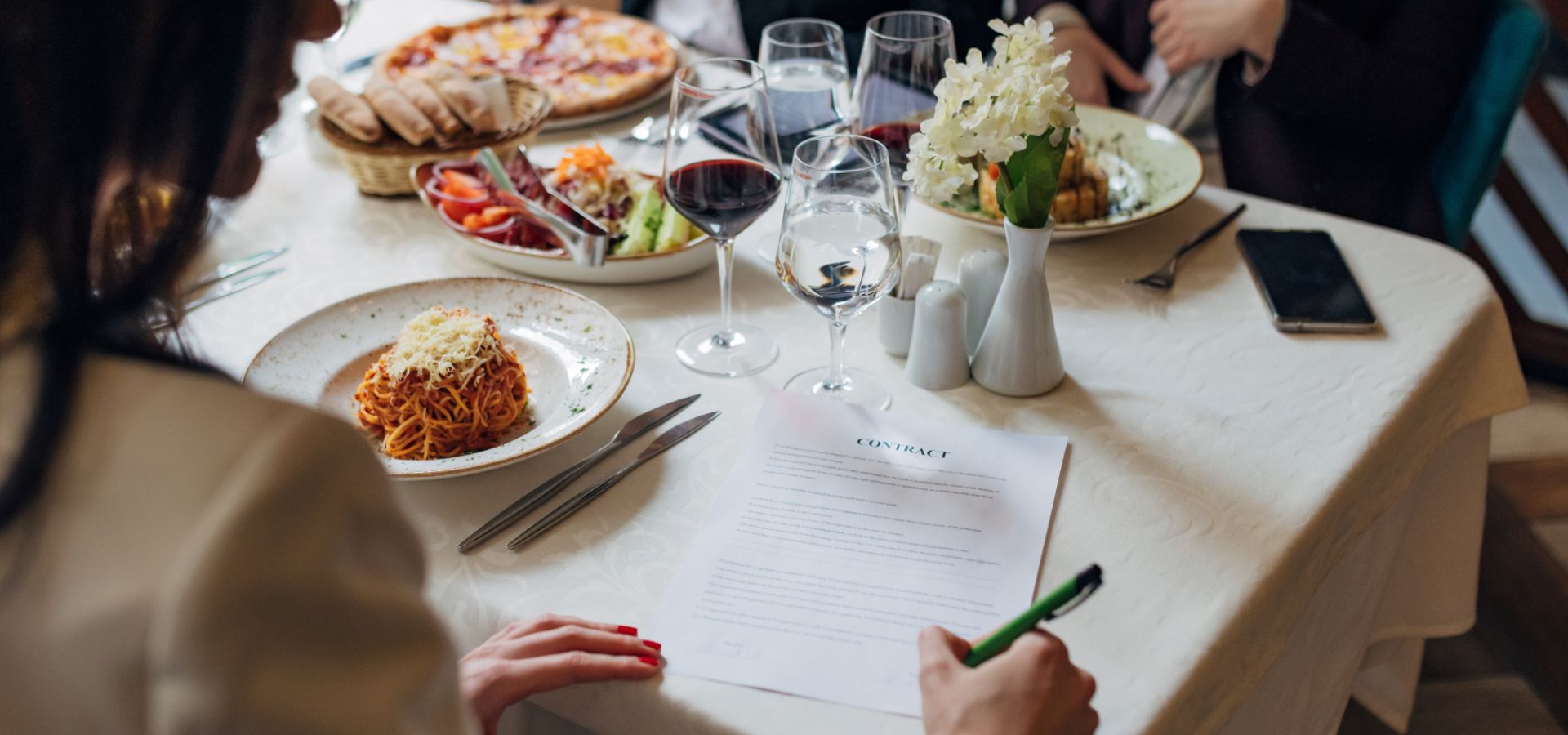 - GUÍA 2024 Dónde comer: 6 mejores restaurantes en Barcelona para hacer negocios Consejos para elegir los mejores restaurantes en Barcelona para hacer negocios.