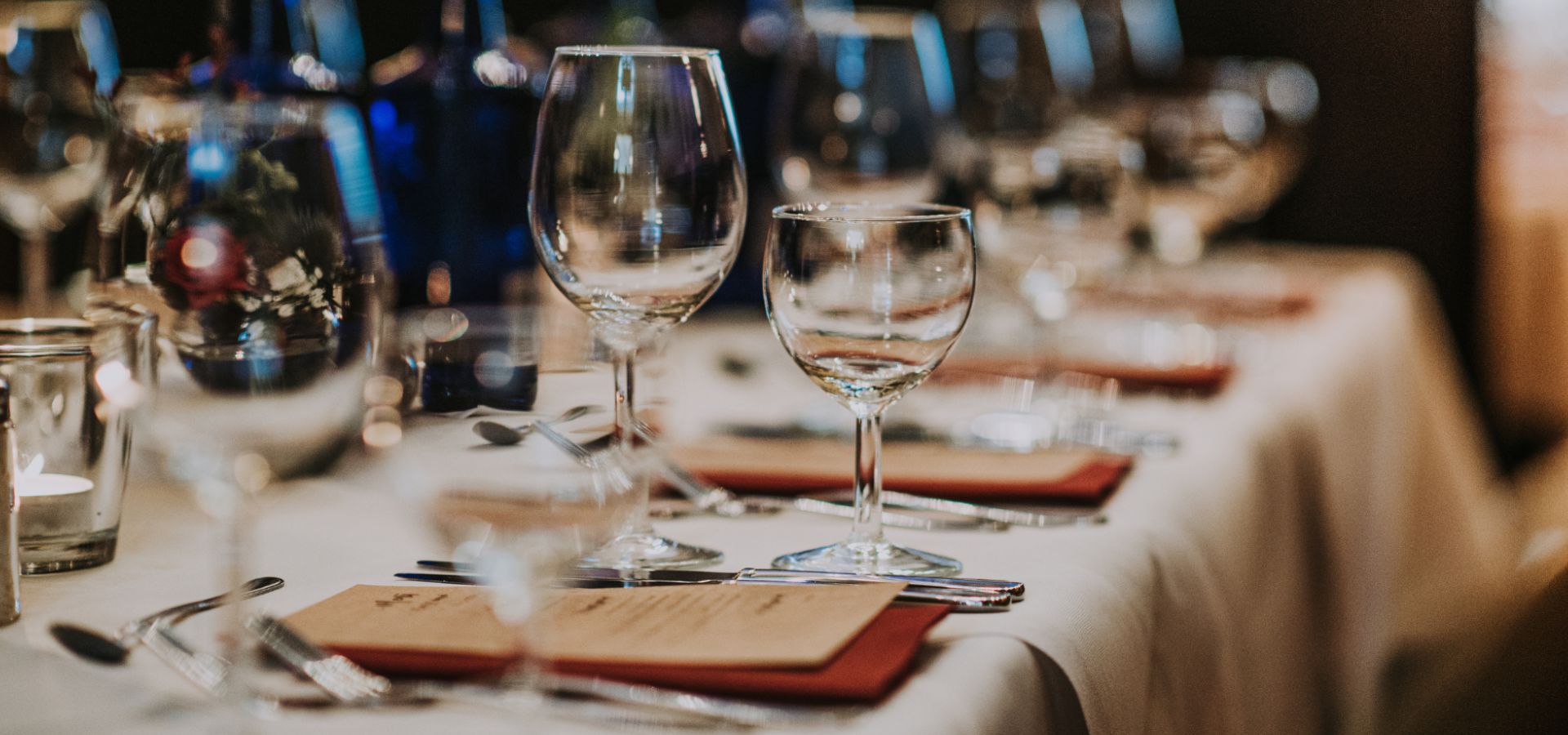 - GUÍA 2024 Dónde comer: 6 mejores restaurantes en Barcelona para hacer negocios Ideas para elegir los mejores restaurantes en Barcelona para hacer negocios.
