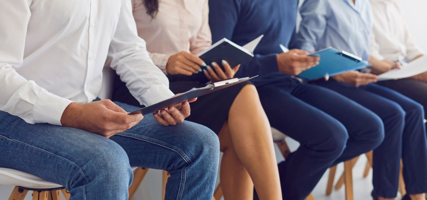 - Profesiograma: Herramienta clave para Recursos Humanos Candidatos esperando su turno para una entrevista con currículums
