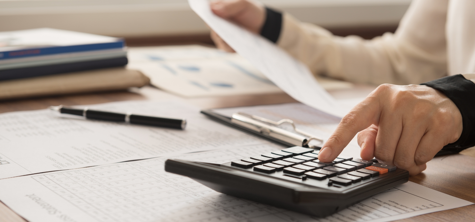 tesorero es esencial en la gestión financiera de cualquier organización en Colombia, encargándose de la administración eficiente de los recursos económicos.