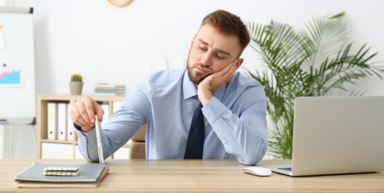 El quiet quitting es también conocida como la renuncia silenciosa