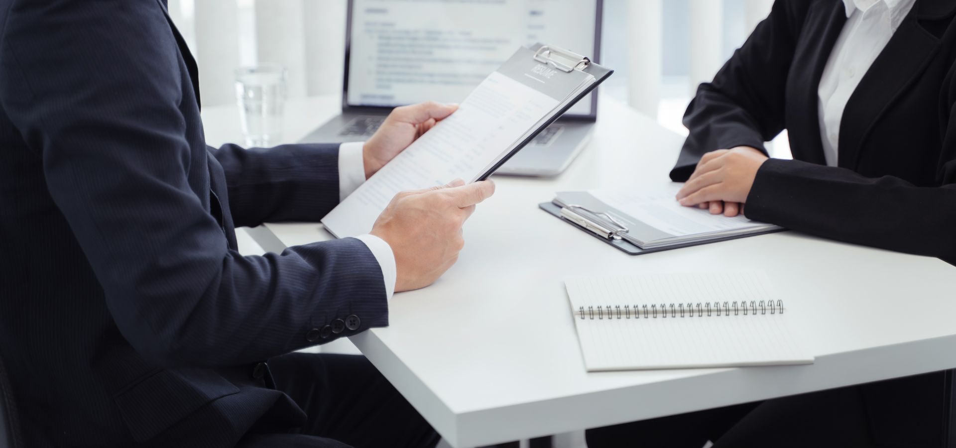 - Transforma tu empresa: alinea RRHH con la estrategia empresarial Cómo adaptarse a los cambios del entorno empresarial a través de la gestión de RRHH