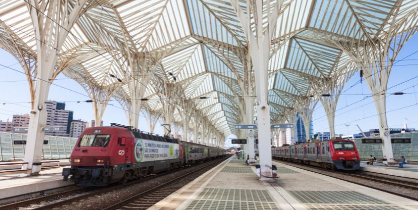 Viagem de trabalho. Comboios na Estação de Oriente de Lisboa